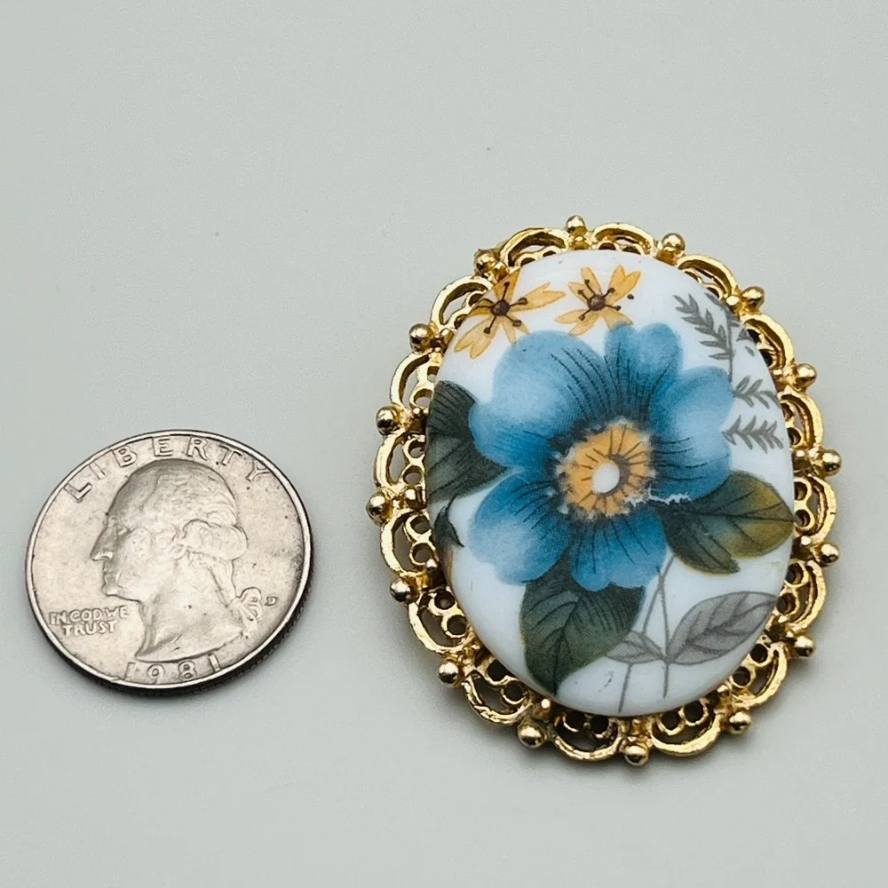 Floral Cameo Brooch Oval Filigree 1.75 Inch Gold Tone Blue‎ White